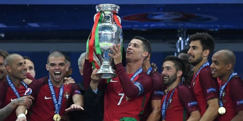 Ronaldo và đội tuyển Bồ Đào Nha là nhà vô địch Euro 2016 